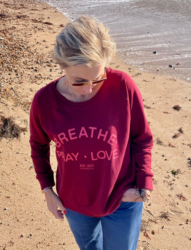 BREATHE.PRAY.LOVE. Sweatshirt 'merlot/candy'